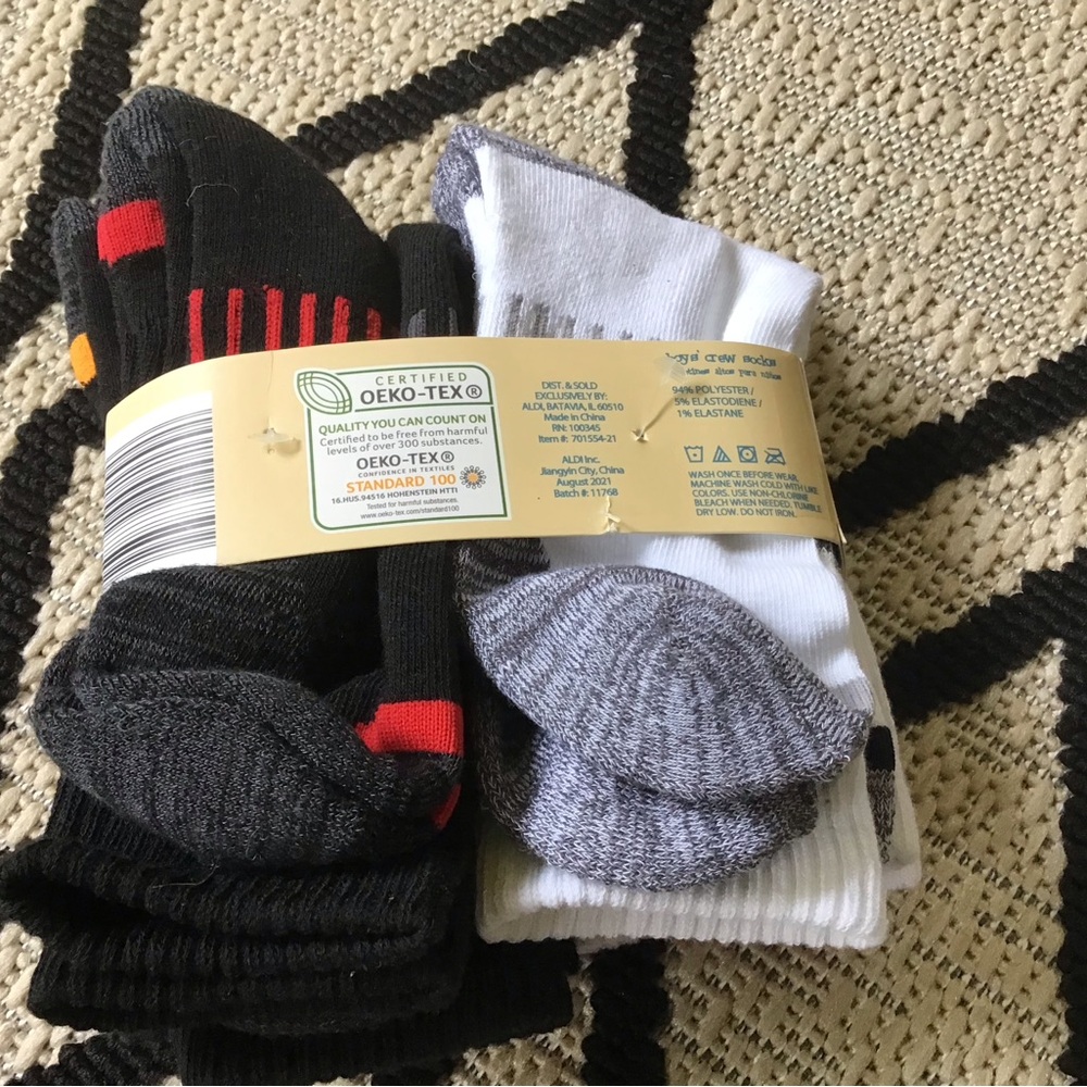 NEW Big Boys Hooded Youth Poncho (Medium?) & (5) Crew Socks (Sz 3- 9) - Picture 4 of 8